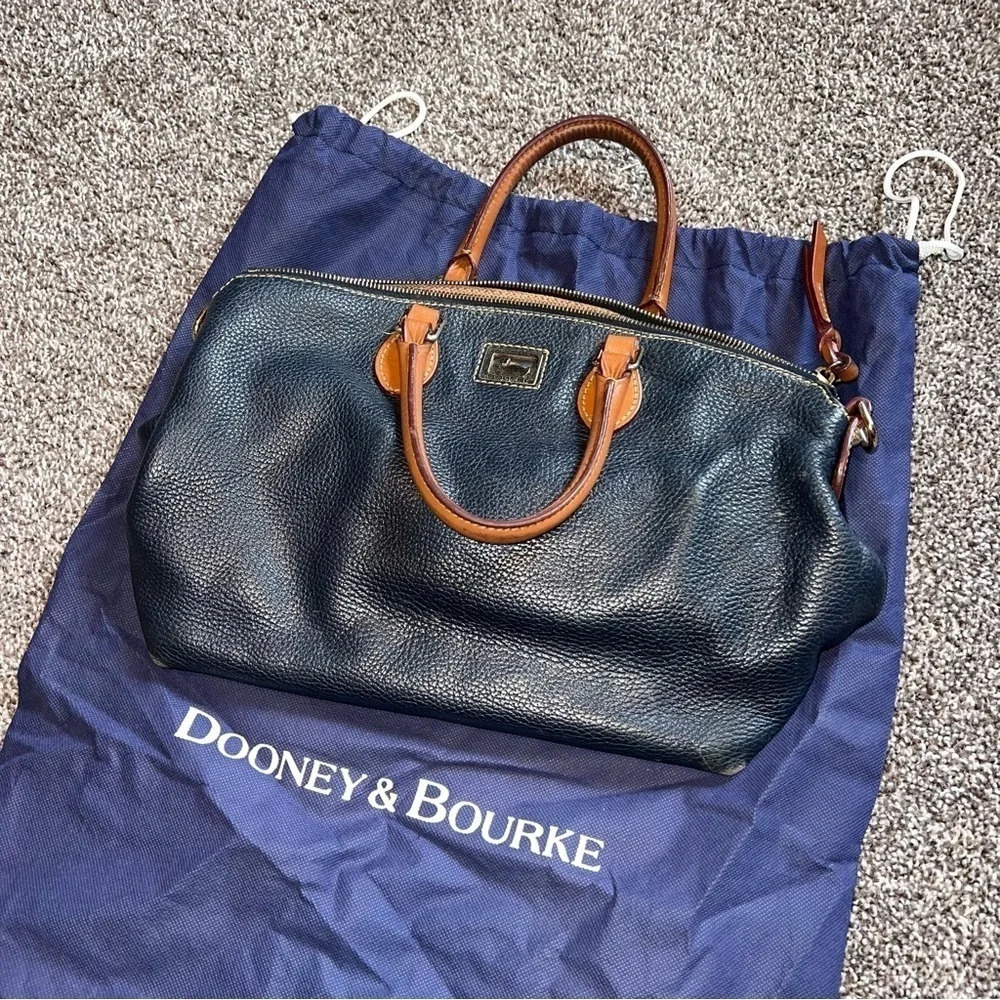 Vintage Dooney & Bourke Black Pebbled Grain Leather Hand Bag ❤️